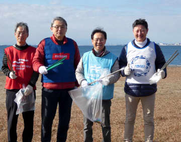 水産4社 合同海岸クリーンアップを実施 関係者ら182人が参加