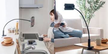 寝ながらでも作業できる！自由自在に位置調整できるタブレット・スマホ用「フレキシブルアームスタンド」