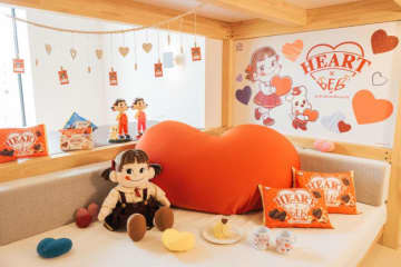 不二家「ハートチョコレート」の客室が登場へ！　星野リゾートBEBコラボで限定スイーツも提供