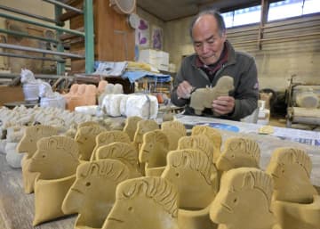 新年待つ笠間焼の「午」　干支にちなんだ置物作り進む　茨城