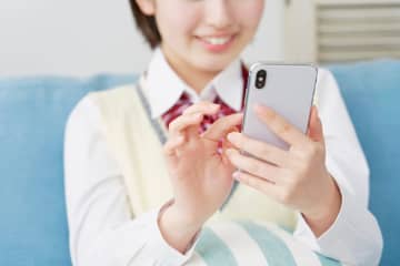 「子どものスマホ代」、高校生の子どもに払わせるのは可哀想ですか？娘のスマホ代だけで「月1万円」を超えるので、バイト代から払ってもらいたいです…。