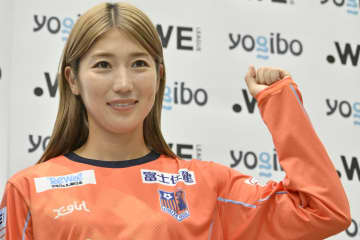 ｢世界4大美女来た～｣｢女優さんみたい｣元ヤングなでしこ仲田歩夢、小顔際立つ巻き髪姿でクリスマスマーケット満喫