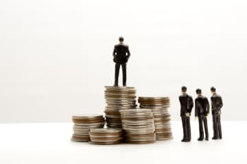 大手企業は新卒で「初任給30万円」なのに、40代の自分は「年収450万円」でカツカツ…“若手優遇の人事制度”が生む「格差の現実」とは？ 給与が伸びない理由をFPが解説