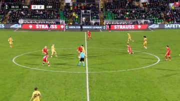 「ほぼノールック」鎌田大地、密集突破のラストパス！「よく出したな」「素晴らしいな」ゴラッソをアシストした瞬間