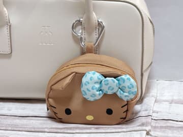 日焼けキティちゃんのポーチチャームが付録で出たよ！リボン＆カラビナもかわいい全2種類♪