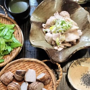 豚肉の酒蒸し！豚カブリ肉！リブカブリ！霜降り！やわらか〜！豚肉の酒蒸しに合うタレと薬味！