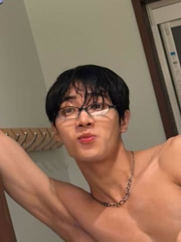 チュ・ヨンウ、日本旅行を満喫！上半身裸のコミカルなセルフショットも