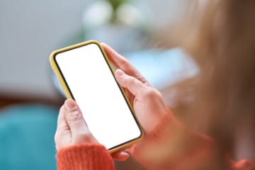 中学生の孫がクリスマスプレゼントは新しいiPhoneが欲しいと言っているのですが、安くても「13万円」はすると聞いて驚いています…もう少し価格を抑えて買い替える方法はないでしょうか？