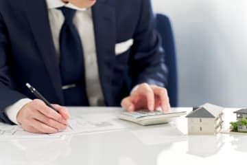 「年金14万円」の伯母が“賃貸の入居審査”に落ちたと聞き衝撃！「家賃6万円」でも“高齢者”だと借りられない？  65歳以上の“入居拒否リスク”と対策を解説