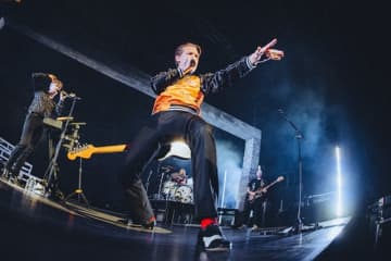 フランツ・フェルディナンド、来日ツアー最終日のレポート公開 アレックス「今夜の東京のエナジーが大好きだ!」