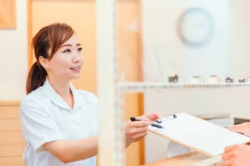 病院で「マイナ保険証ありますか？」と聞かれました。提示すると“年収が分かる”と友人に言われ不安です…本当に年収バレにつながるのでしょうか？