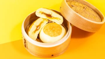 ファミマ、冬の風物詩『森永製菓監修 バター香るホットケーキまん』が今年も登場 「ファミチキ」を挟んで食べる“ギルティ―”なアレンジも話題に