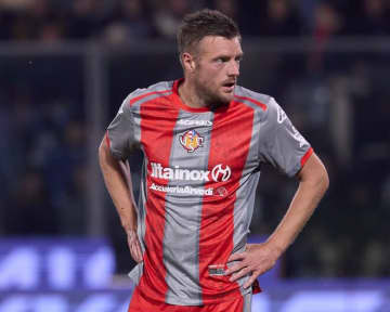 「別の時代の選手だ」38歳ヴァーディーがセリエAの月間MVPを受賞。リーグCEOは「サッカーのロマンを最も表現する才能の一人」と評価