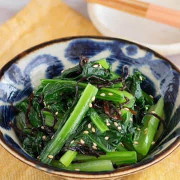 給料日前の救世主！？100円の【小松菜】が立派な居酒屋おつまみに化ける「小松菜の塩昆布ナムル」のレシピ