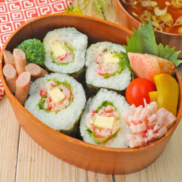 【ウチではおにぎりよりハマってる！】「朝ごはんやお弁当にぴったり」「巻くだけでごちそう♡」絶品のり巻きレシピ3選