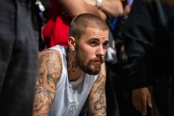 ジャスティン・ビーバー、「Baby」MVのボウリング場にて同曲をアカペラで披露