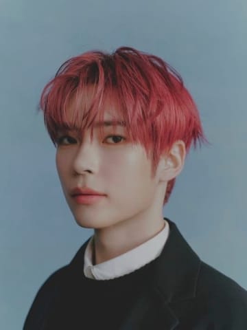 ZEROBASEONE ソン・ハンビン、ブランド「Maison Kitsune」とのグラビアを公開