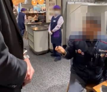 「労組のチョッキは脱いでください」…ロッテ百貨店が客に要求し、物議を醸す＝韓国