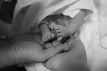 “父親になった”「SHINHWA」イ・ミヌ、娘の小さな足に感激…「小さな奇跡」