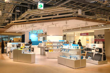 困ったらAnker Store？ 空港・駅チカ好立地 ニュウマン高輪の直営店には何がある？ 充電済みモバブだけじゃない品揃え