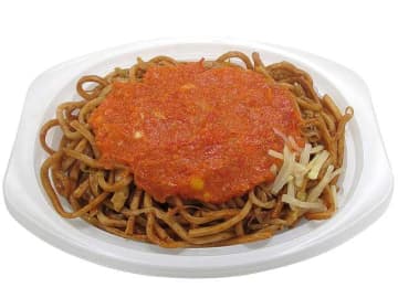 太麺の焼そばにトマトソースをかけて食べる! セブン‐イレブンが「新潟名物 イタリアン焼そば」を税込432円で発売