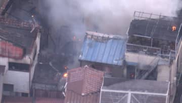 木造住宅「1階から火…」消防車など13台で消火活動続くも現場は密集地域で付近の家へ延焼も　けが人の情報なし　大阪・守口市