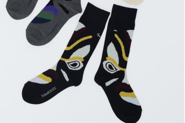 TOGA×タビオのソックス、“トーテムポール”着想のカラフル柄＆フロントが透けるシアー靴下