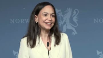 ノーベル賞10年ぶり日本人ダブル受賞2人会見でメダル「裏側に名前」　平和賞・マチャド氏は命懸けで出国　11カ月ぶり公の場に「ベネズエラは自由になる」