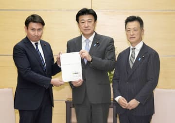 政府与党、類似薬保険除外見送り　処方時に患者追加負担求める