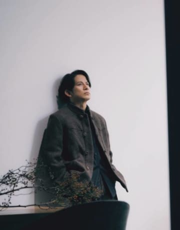 『イクサガミ』で話題の岡田准一、力強い眼差し＆美しい姿勢で魅せる！武術を通して学んだことなども語る