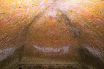 福島で新たに彩色壁画発見　墓群で2基目、人や武器