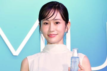 「脚ほっっっそ」　前田敦子、アイドル衣装の抜群スタイルに「子供が居るって信じられない」