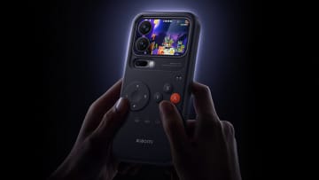 ハカセが選ぶ今年の“変態スマホ”はレトロ携帯ゲーム機に変身する遊び心の詰まった1台：スマホ“裏”アワード2025