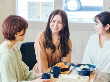 心が限界なのに、人には笑顔で接してしまう「微笑みうつ」とは？ 自分も他人も気づきにくい危険性も