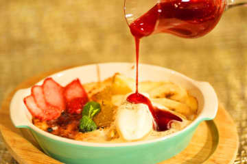 銀座「ザ チョーヤ ギンザバー」”あつあつ”フルーツグラタンにとろけるアイス、梅シロップ添え