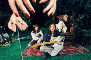 TETORA、暗いところでしか再生できないMV公開「部屋を暗くして、夜の公園で」