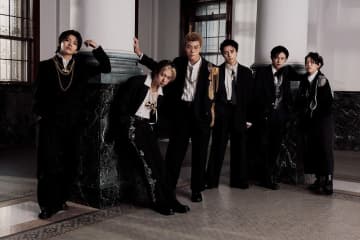 LIL LEAGUE、黒のセットアップスーツで大人びた新ビジュアル公開。2ndアルバム『NEOMATIC』ジャケ写公開も