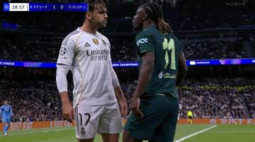 一触即発！緊迫のフェイスオフ「バチバチやな」接触プレーで倒れた相手を見下ろす煽り行為→体当たりに仁王立ちで応戦「退場するなよ」