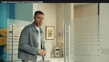 「出てけよ！」フリーマンに子供たちから容赦ない“帰れコール” ダサいクリスマスセーターのライアン・レイノルズがチャリティ動画を公開