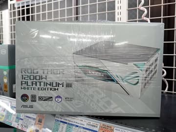 マグネット式OLEDパネル採用の1,200W電源「ROG Thor 1200W Platinum III」にホワイトモデル
