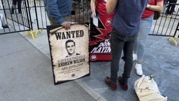 華やかな「TGA2025」会場の裏で繰り広げられる抗議活動。レイオフ実施のCEO賞金首ポスターや生成AIへの批判が並ぶ