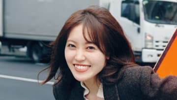 櫻坂46松田里奈 白フリルのミニスカ×ざっくりニット姿で“標識とシンクロ”ショット公開!かわいらしいポーズにキュン 先行カット 1st写真集『まつりの時間』