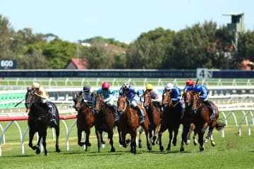 「なんたる美しさ！」中京競馬場に降臨した“人気アイドル”に反響！ 夕焼けで見せた美白の透明感に絶賛の声「煌めく眼差し」「綺麗で可愛い」