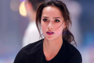 「異次元の美貌だ！」妖精ザギトワが胸元ざっくりで魅せた“激変スリムボディ”に喝采！一方で「大丈夫なの？」「健康的に見えない」など心配する声も