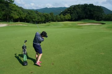 オーバーせずグリーンを狙うコツは？「グリーンエッジまででOK」プロが解説