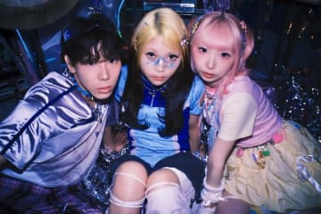 三四少女、新曲「占いたいっ！」リリース決定。メンバーが占い師に扮した妖しげなジャケット写真公開も