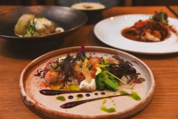 クロスホテル京都「KIHARU Brasserie」が2025年冬メニューの試食会を開催！ 新作ランチコースで環境にやさしいサステナブル・シーフードの提供を強化