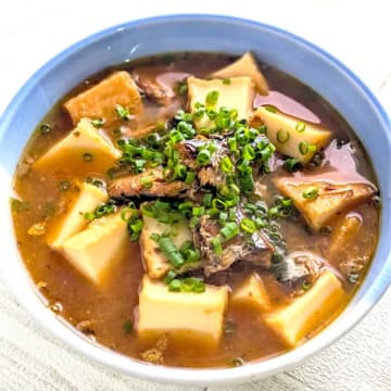 【メイン食材2つでここまでできる】「イワシ缶の甘辛が染みる」「気づけばご飯が消える」家計にやさしいあったかレシピ