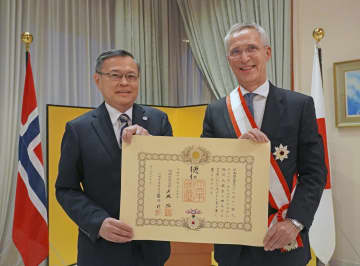 NATO前総長に叙勲伝達　ストルテンベルグ氏