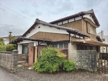 伝統の瓦屋根の古民家｜中心部近くの便利な立地【愛媛県西条市】きれいな水に恵まれた自然豊かなまち｜若者や子育て世代に人気の移住地